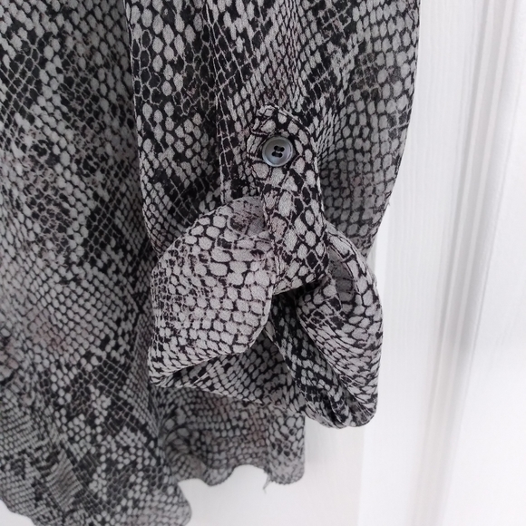 Babaton XS 💯% silk blouse - Picture 7 of 7